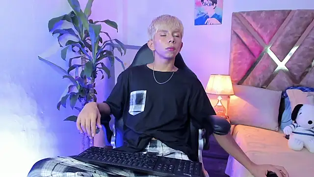 Hyunjin Son online show from 02-17-26, 08:37