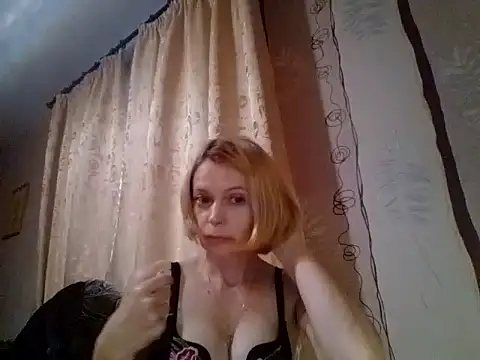 LiluXRose online show from 10-20-25, 01:33