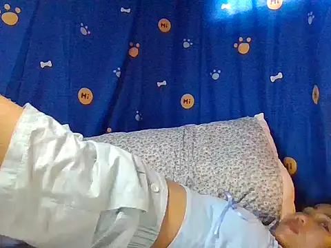 Snapshot of AnnewithanE chatting on 12-18-25, 12:06 AnnewithanE online show from 12-18-25, 12:06