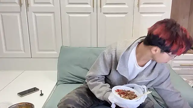 STxuguanhan online show from 10-19-25, 12:06