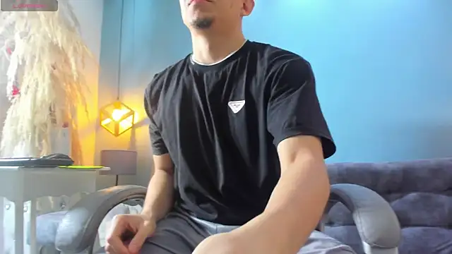 Snapshot of Eross_Santy chatting on 10-28-25, 03:36 Eross Santy online show from 10-28-25, 03:36