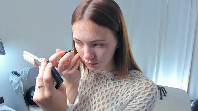 SirenaOstrem online show from 10-31-25, 01:06