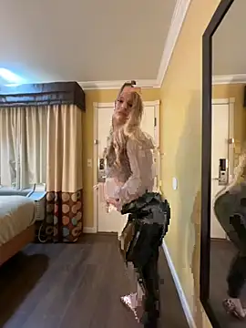Snapshot of Petite_Blonde_Barbie chatting on 09-28-25, 10:53 Petite Blonde Barbie online show from 09-28-25, 10:53