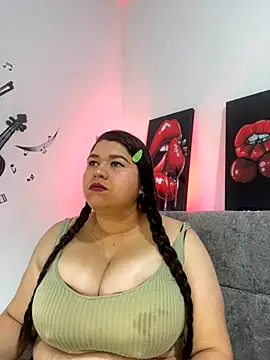 Snapshot of SafiroFer chatting on 10-15-25, 09:04 SafiroFer online show from 10-15-25, 09:04