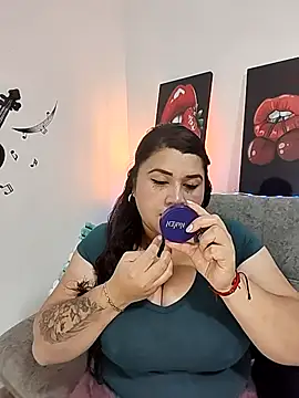 Snapshot of SafiroFer chatting on 10-23-25, 09:02 SafiroFer online show from 10-23-25, 09:02