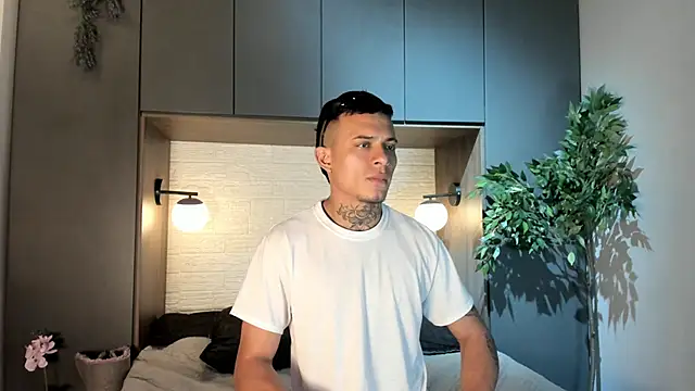 MrJustin  online show from 11-17-25, 08:03