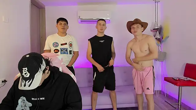 Snapshot of Handsomeboyss19 chatting on 11-18-25, 01:44 Handsomeboyss19 online show from 11-18-25, 01:44