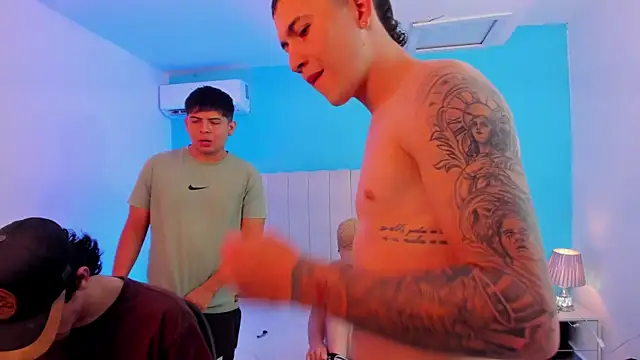 Snapshot of Handsomeboyss19 chatting on 11-21-25, 02:43 Handsomeboyss19 online show from 11-21-25, 02:43