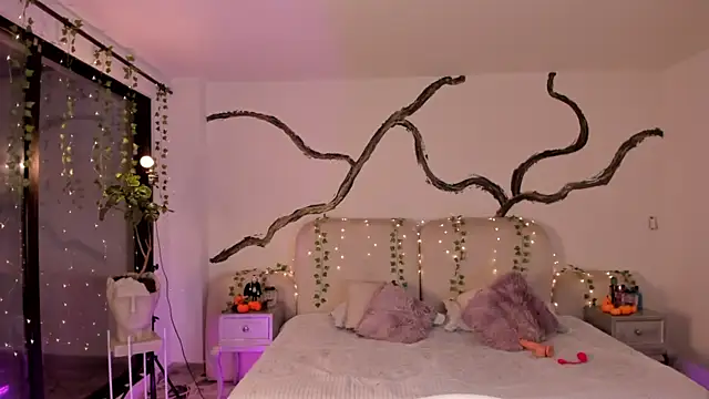 SarahCastro1  online show from 10-21-25, 04:35