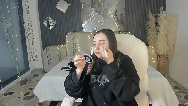 SarahCastro1  online show from 01-09-26, 04:15