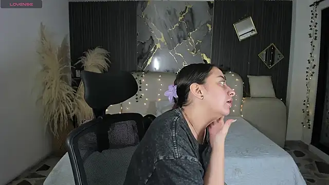 SarahCastro1  online show from 01-11-26, 03:22