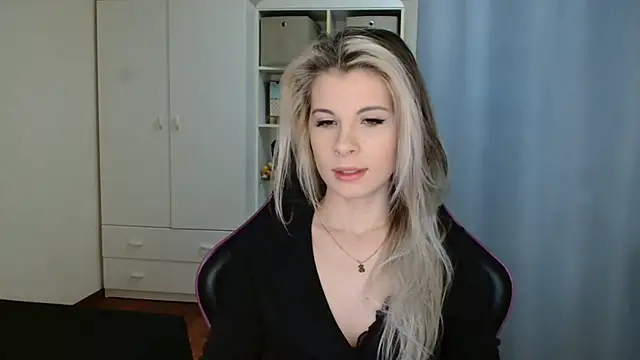 Snapshot of KristineGlow chatting on 03-18-26, 07:11 KristineGlow online show from 03-18-26, 07:11