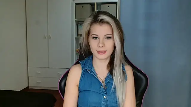 Snapshot of KristineGlow chatting on 03-19-26, 07:23 KristineGlow online show from 03-19-26, 07:23