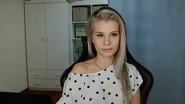 Snapshot of KristineGlow chatting on 03-27-26, 08:26 KristineGlow online show from 03-27-26, 08:26