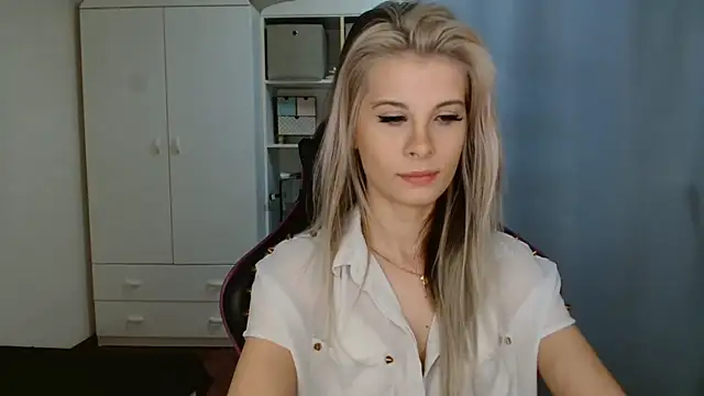 Snapshot of KristineGlow chatting on 03-31-26, 06:25 KristineGlow online show from 03-31-26, 06:25