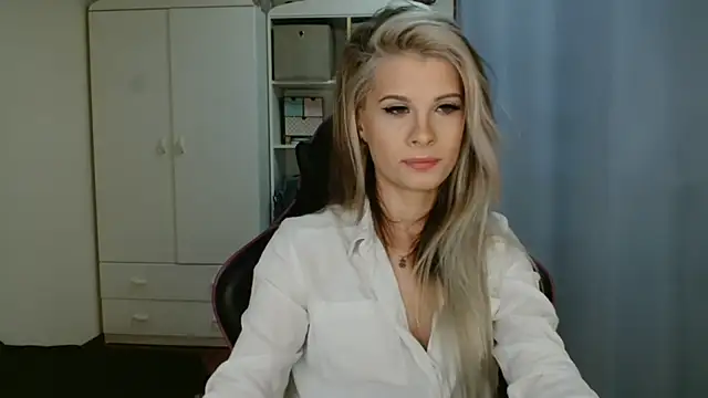 Snapshot of KristineGlow chatting on 04-06-26, 06:14 KristineGlow online show from 04-06-26, 06:14