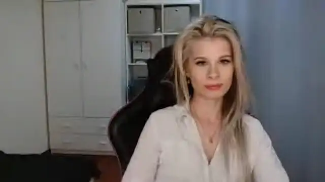 Snapshot of KristineGlow chatting on 04-06-26, 06:20 KristineGlow online show from 04-06-26, 06:20