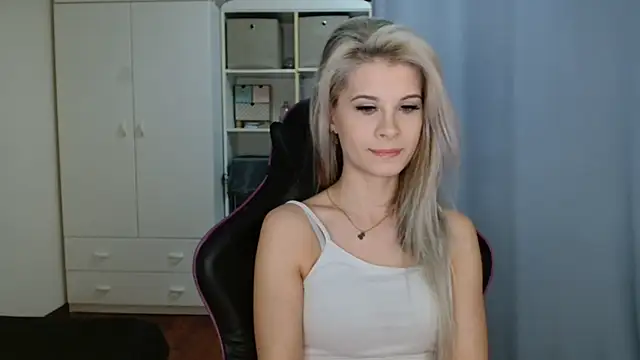 Snapshot of KristineGlow chatting on 04-16-26, 06:14 KristineGlow online show from 04-16-26, 06:14