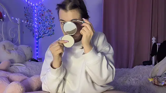 Snapshot of HoneyMist chatting on 10-26-25, 03:07 HoneyMist online show from 10-26-25, 03:07