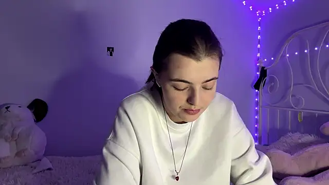 Snapshot of HoneyMist chatting on 11-10-25, 04:17 HoneyMist online show from 11-10-25, 04:17