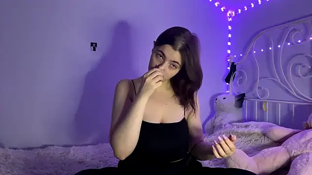 Snapshot of HoneyMist chatting on 11-11-25, 05:02 HoneyMist online show from 11-11-25, 05:02