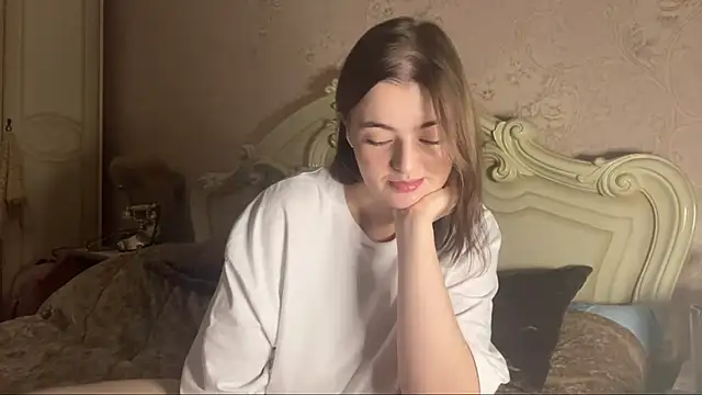 Snapshot of HoneyMist chatting on 11-18-25, 06:01 HoneyMist online show from 11-18-25, 06:01