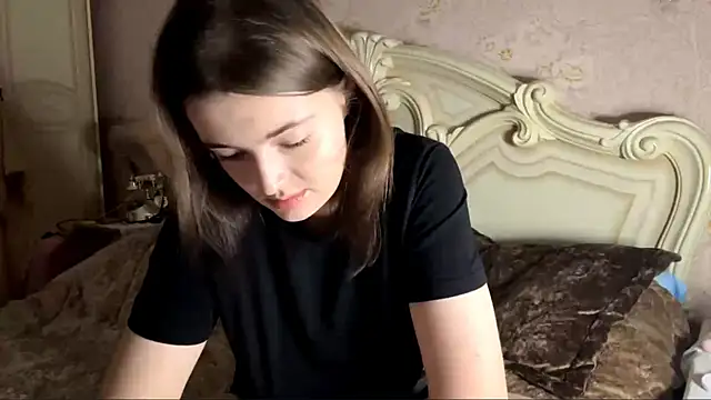 Snapshot of HoneyMist chatting on 11-19-25, 04:29 HoneyMist online show from 11-19-25, 04:29