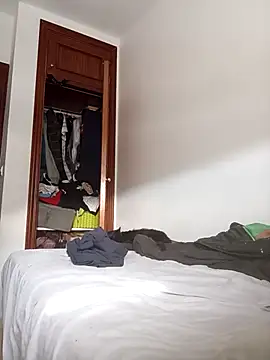 Snapshot of oscartres chatting on 10-16-25, 02:40 oscartres online show from 10-16-25, 02:40