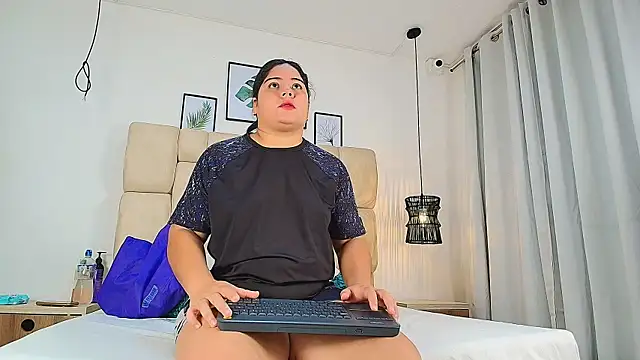 Snapshot of elizawiliamst chatting on 10-15-25, 11:43 elizawiliamst online show from 10-15-25, 11:43