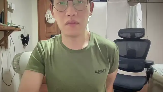 Snapshot of Passionatetwink2 chatting on 10-10-25, 05:12 Passionatetwink2 online show from 10-10-25, 05:12