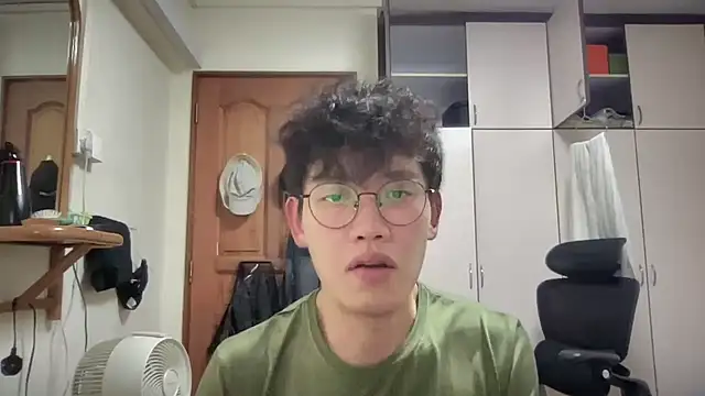 Snapshot of Passionatetwink2 chatting on 10-13-25, 08:47 Passionatetwink2 online show from 10-13-25, 08:47