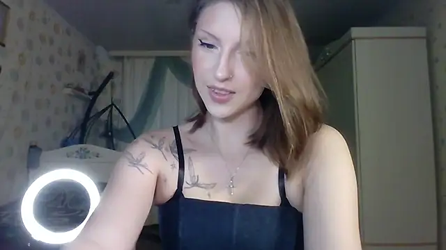 Snapshot of RuxaShade chatting on 11-19-25, 11:21 RuxaShade online show from 11-19-25, 11:21