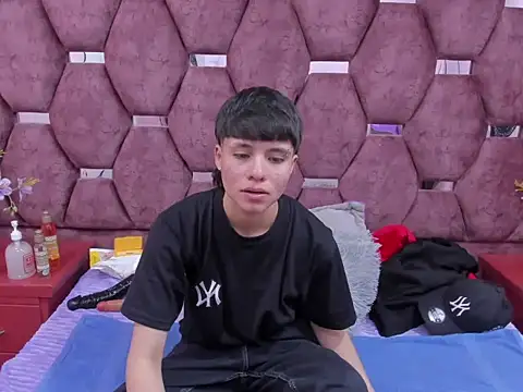 Snapshot of Bruno_Cruzz chatting on 12-05-25, 02:42 Bruno Cruzz online show from 12-05-25, 02:42