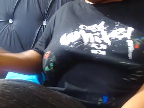 Snapshot of BeverlyQueen14 chatting on 11-15-25, 06:37 BeverlyQueen14 online show from 11-15-25, 06:37