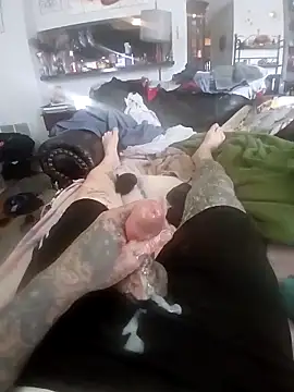 Snapshot of MRTATTWO chatting on 10-27-25, 05:17 MRTATTWO online show from 10-27-25, 05:17