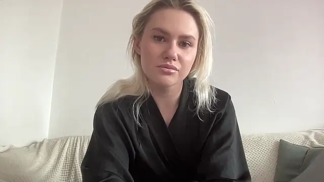 Snapshot of ElaraLuxxxe chatting on 10-08-25, 10:35 ElaraLuxxxe online show from 10-08-25, 10:35