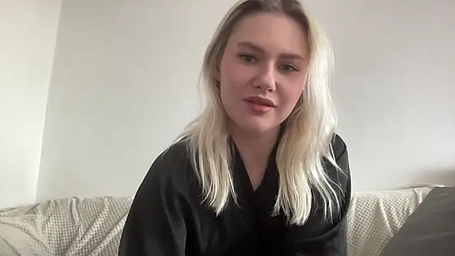 Snapshot of ElaraLuxxxe chatting on 10-28-25, 11:14 ElaraLuxxxe online show from 10-28-25, 11:14