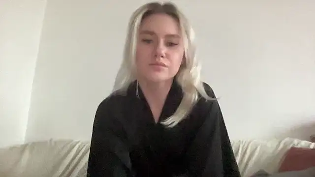 Snapshot of ElaraLuxxxe chatting on 11-04-25, 11:09 ElaraLuxxxe online show from 11-04-25, 11:09