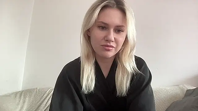 Snapshot of ElaraLuxxxe chatting on 11-19-25, 10:04 ElaraLuxxxe online show from 11-19-25, 10:04