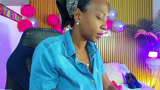 Snapshot of coral15_ chatting on 10-16-25, 02:12 coral15 online show from 10-16-25, 02:12