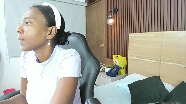 Snapshot of coral15_ chatting on 10-22-25, 02:12 coral15 online show from 10-22-25, 02:12