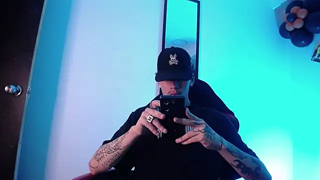 Snapshot of Anhonymus_ chatting on 10-15-25, 03:39 Anhonymus online show from 10-15-25, 03:39