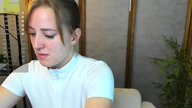 Snapshot of Alice_Cire chatting on 10-13-25, 02:44 Alice Cire online show from 10-13-25, 02:44