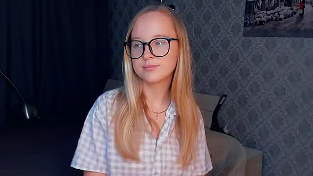 Snapshot of SoonMoor chatting on 10-11-25, 06:39 SoonMoor online show from 10-11-25, 06:39