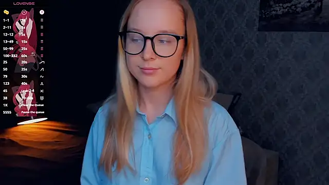 Snapshot of SoonMoor chatting on 10-12-25, 04:17 SoonMoor online show from 10-12-25, 04:17