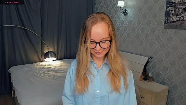 Snapshot of SoonMoor chatting on 10-15-25, 05:24 SoonMoor online show from 10-15-25, 05:24