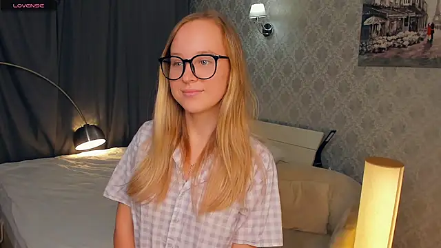 Snapshot of SoonMoor chatting on 10-17-25, 05:26 SoonMoor online show from 10-17-25, 05:26