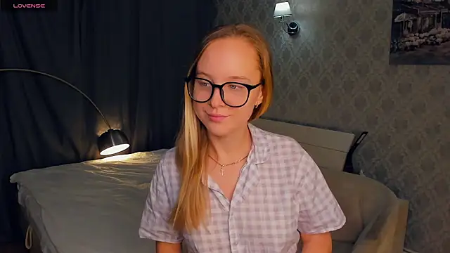 Snapshot of SoonMoor chatting on 10-18-25, 05:25 SoonMoor online show from 10-18-25, 05:25