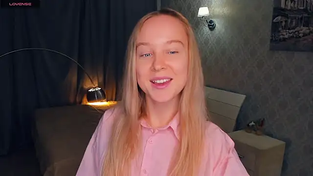 Snapshot of SoonMoor chatting on 11-16-25, 05:07 SoonMoor online show from 11-16-25, 05:07