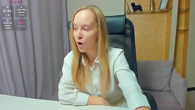 Snapshot of SoonMoor chatting on 11-22-25, 07:24 SoonMoor online show from 11-22-25, 07:24